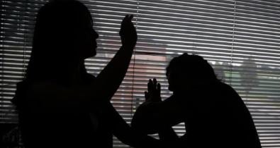 Madre es acusada de agredir a su hija embarazada en Antioquia: La golpeaba en el vientre, encerraba y bañaba con blanqueador