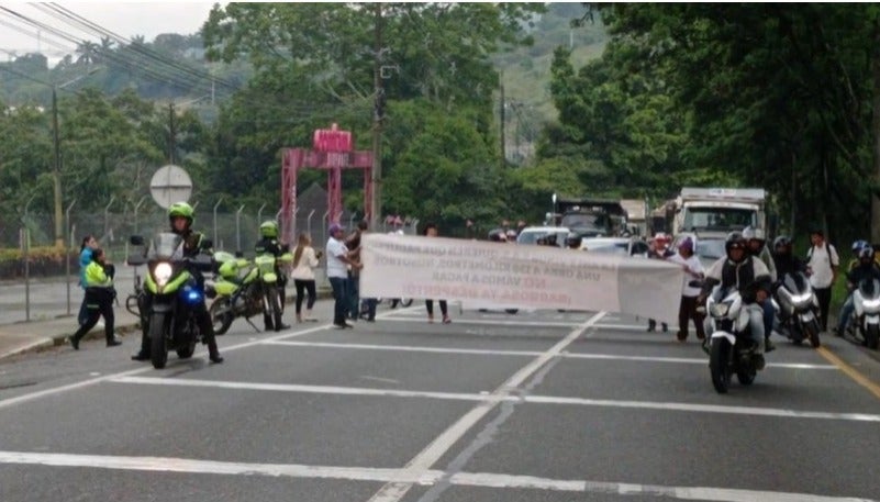 El gobernador de Antioquia señaló que son 6 las personas que bloquean la vía que comunica a Medellín con la Costa Atlántica