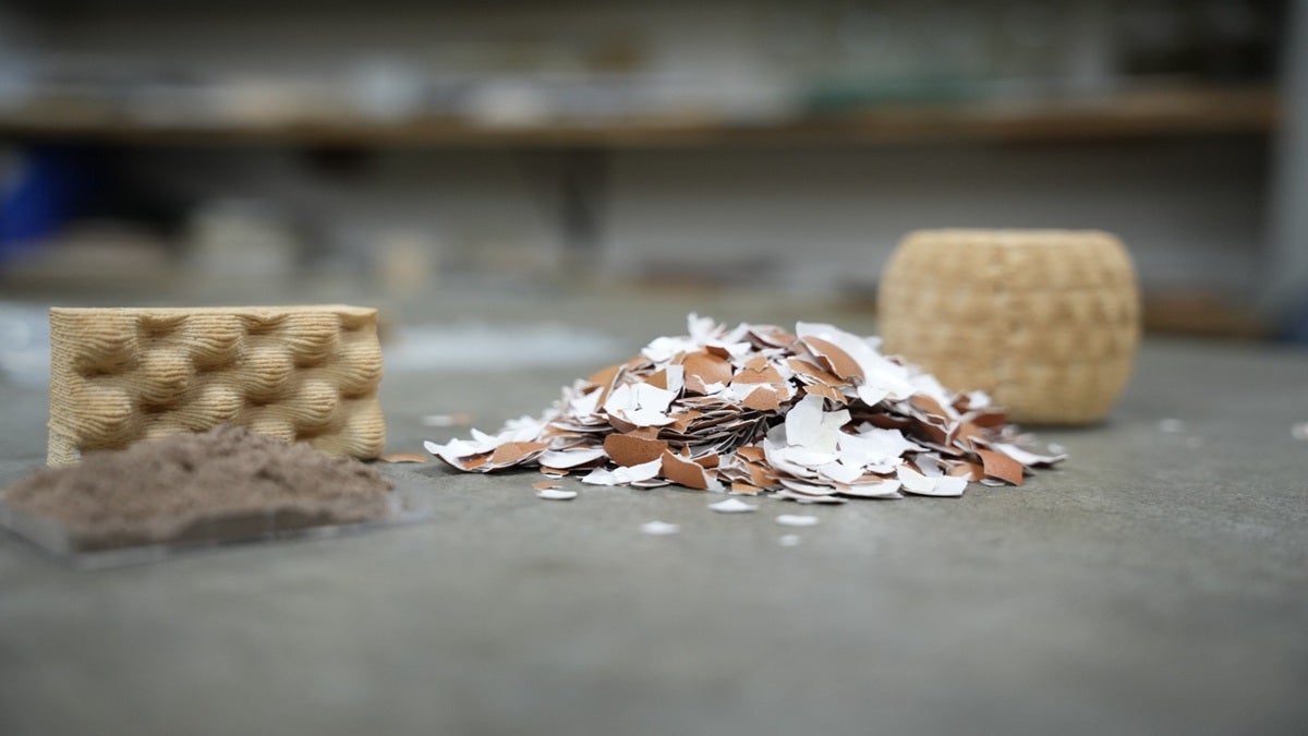 Un grupo de estudiantes de Medellín transformó las cascaras de los huevos en insumo para construir elementos que hacen parte del espacio público en la ciudad.