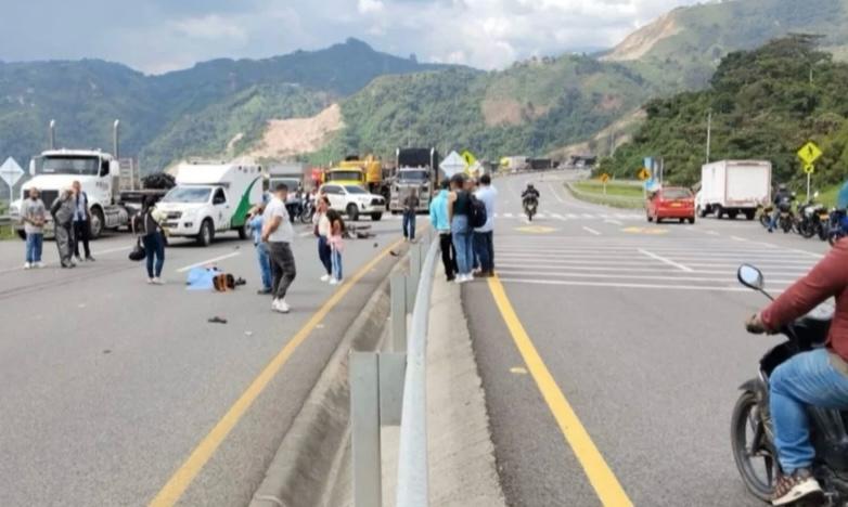 Fatal choque entre moto y camión dejó un muerto en la vía Medellín-Amagá