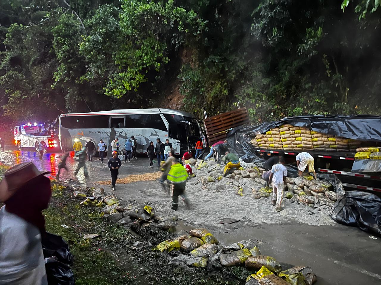 Fatal Adelantamiento: Conductor de bus murió tras colisión frontal con un tractocamión en vía Medellín-Bogotá