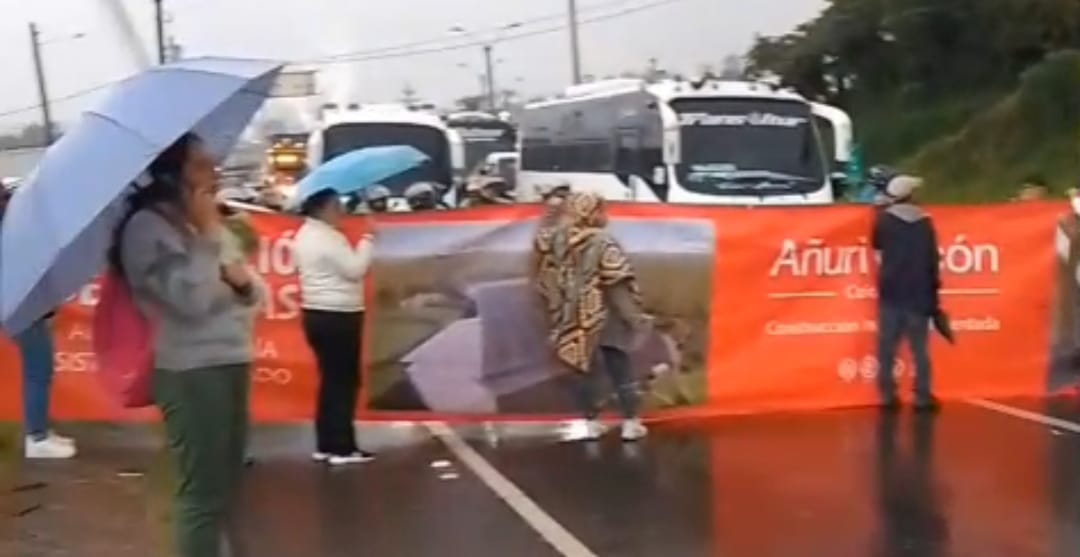 Plantón en la vía Medellín - Bogotá a la altura d Guarne