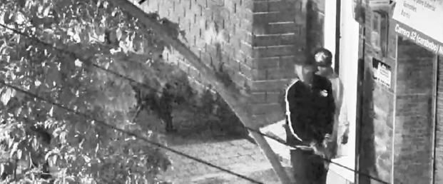 Cámaras de seguridad delatan a tres hombres manipulando pistolas e intimidando a un ciudadano en Medellín