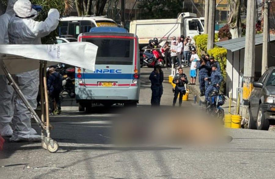 Un peatón falleció tras ser embestido por bus del INPEC en Medellín.