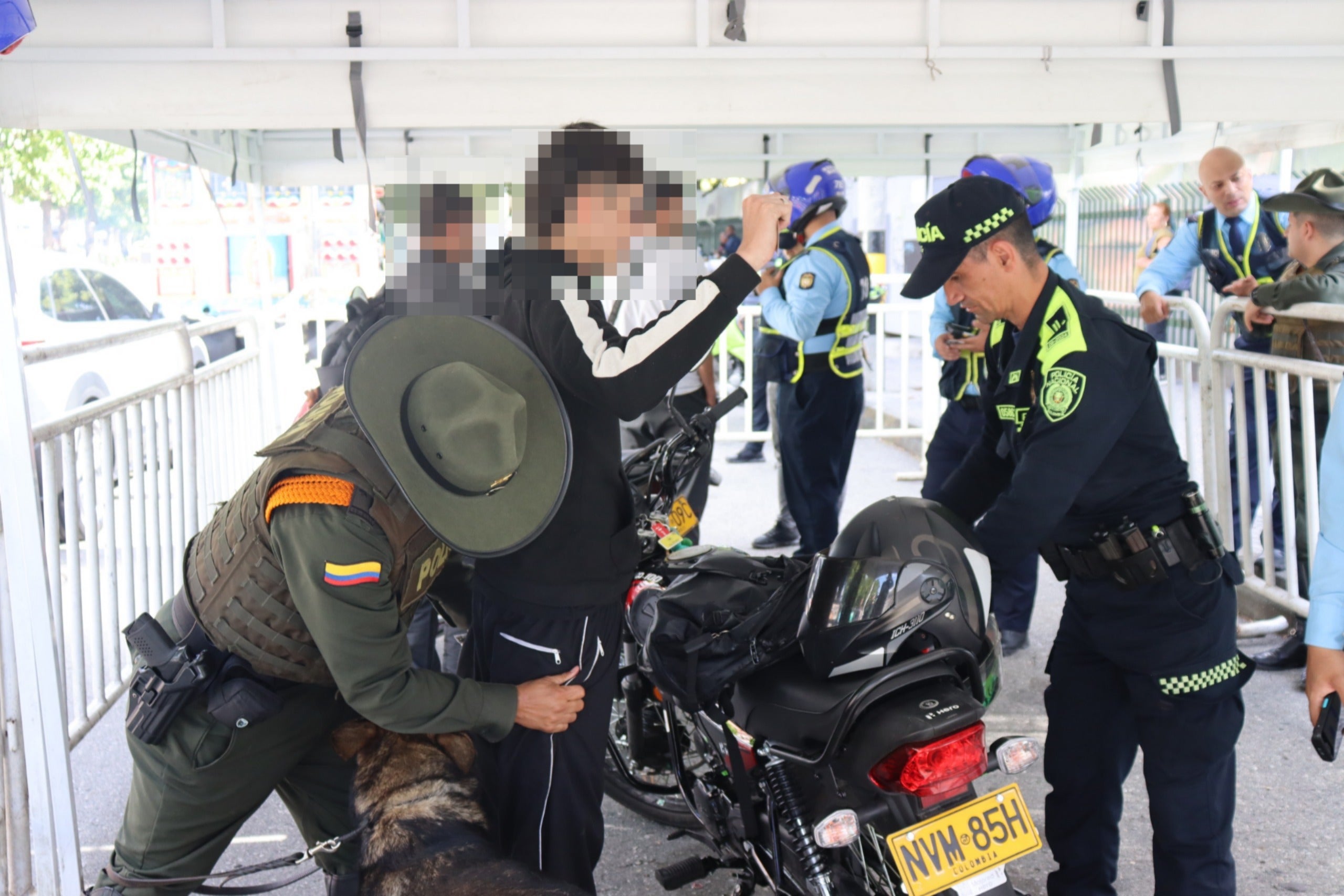 Redada en Laureles dejó cinco capturados y 27 motos inmovilizadas
