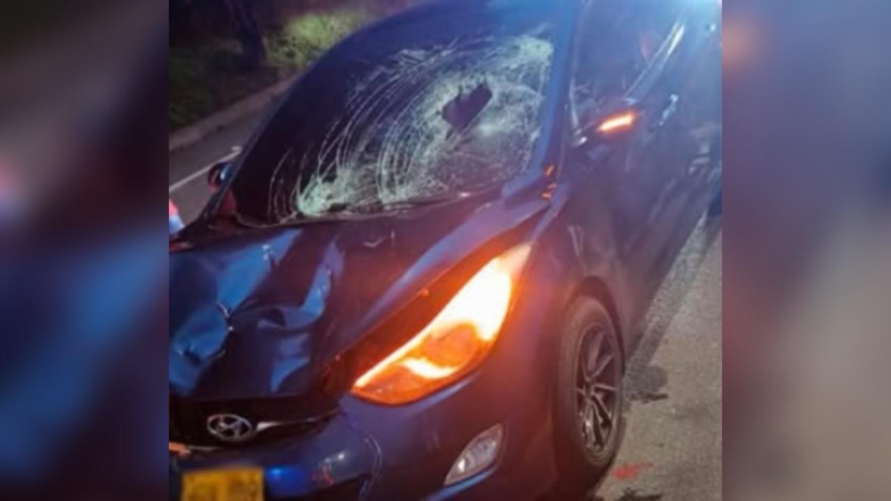 Familia fue arrollada en autopista Medellín–Bogotá: El siniestro dejó un muerto y cuatro heridos
