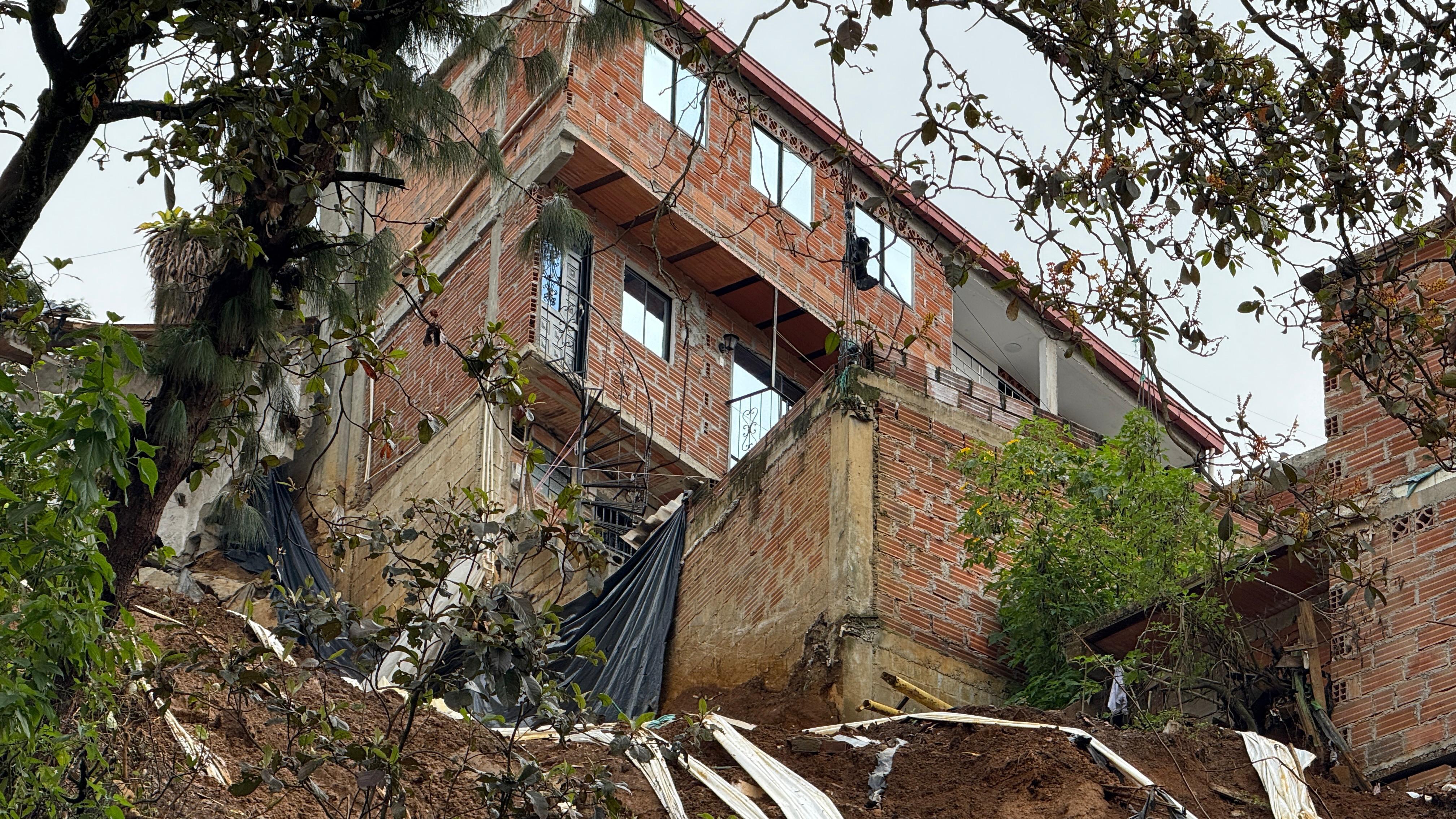 Demolerán 23 viviendas en Villatina por riesgo inminente de deslizamiento