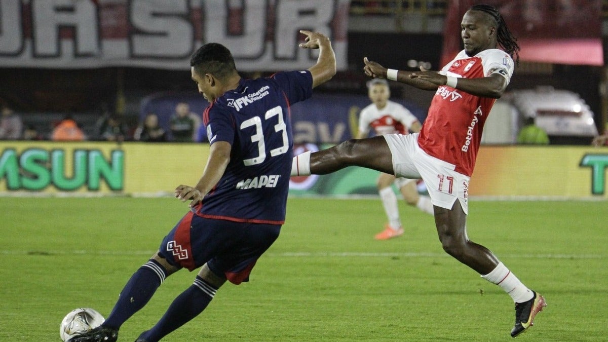 Foto: A lo largo del primer tiempo, las dos escuadras disputaron el balón en el mediocampo.