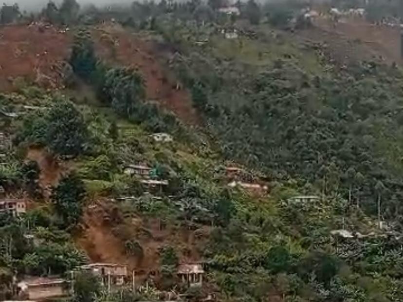Acordonan zona en Bello por inestabilidad del terreno y riesgo de nuevos deslizamientos