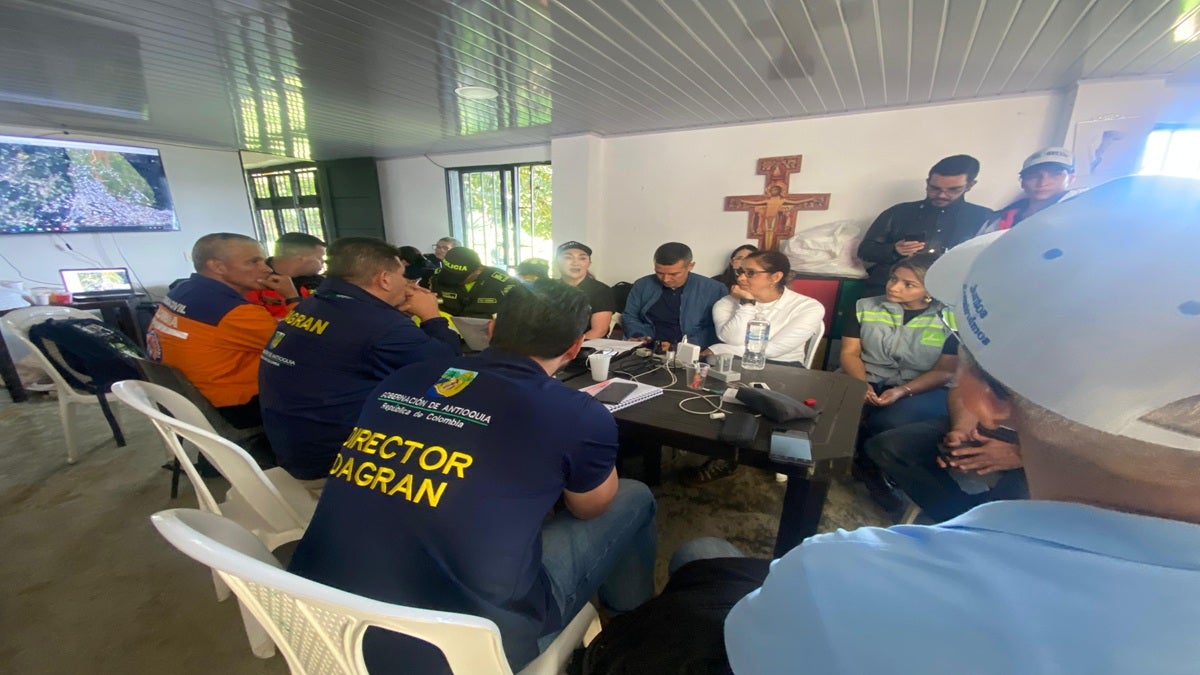 Alcaldía de Medellín apoya labores en Bello con caninos, drones y un equipo especializado de búsqueda y rescate