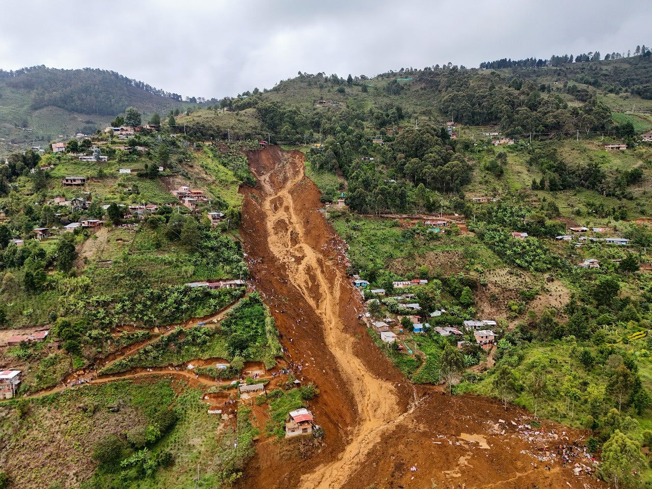 Evacuación definitiva de familias en el sitio de la tragedia en Bello