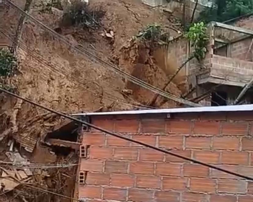 Persisten los movimientos en masa en Villatina mientras avanza la polémica por demolición de viviendas en riesgo
