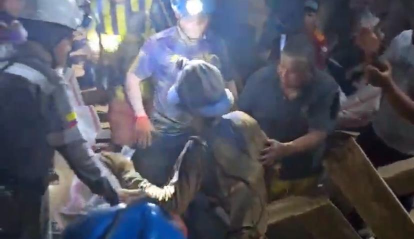 Rescatan a 18 mineros atrapados en mina de oro en Remedios, Antioquia