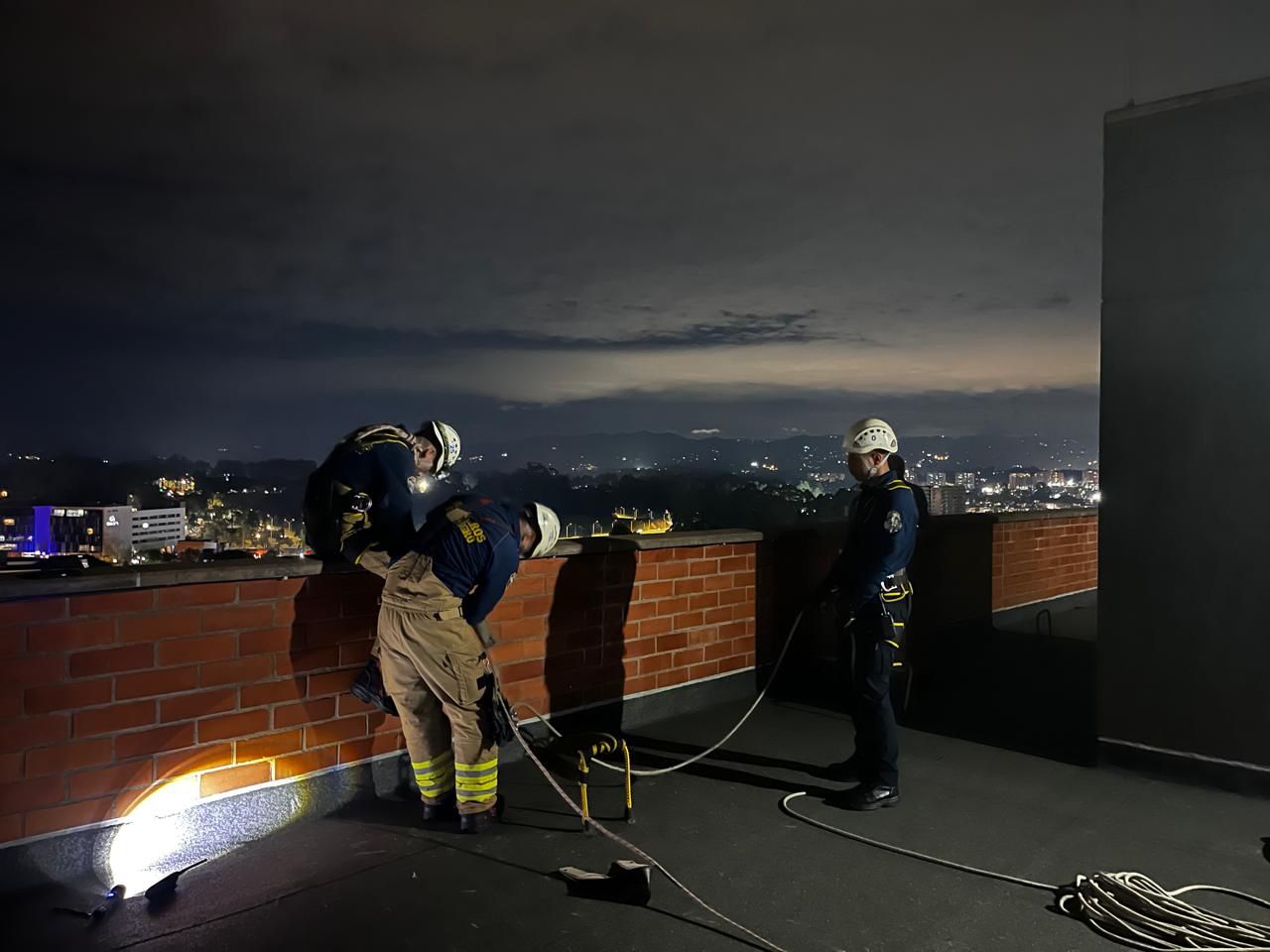 Dos niños de 2 y 3 años terminaron encerrados en un piso 14 de un edificio de Rionegro