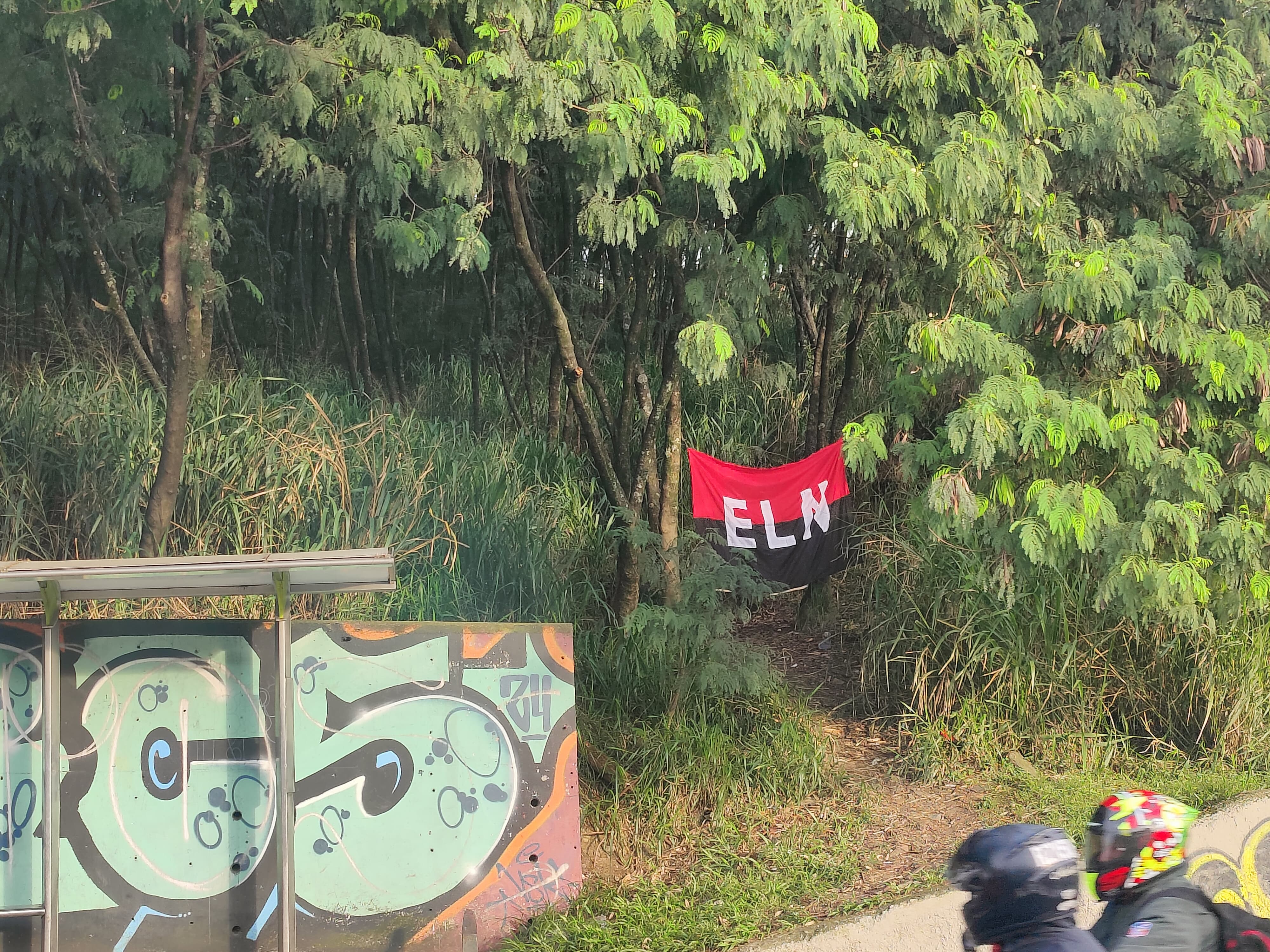 Pusieron bandera del ELN en Medellín