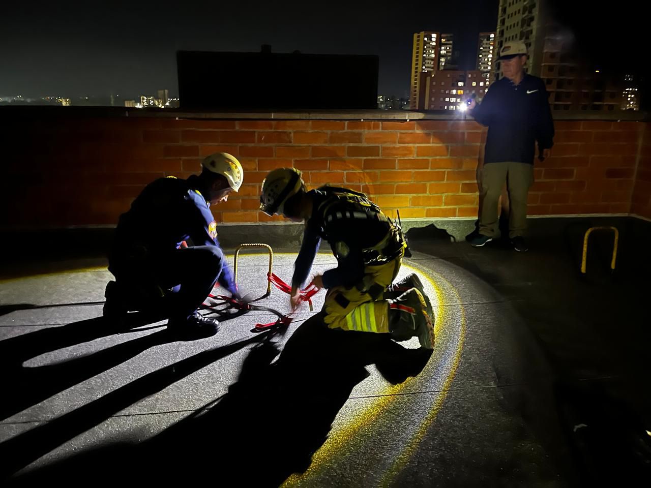 Rescate de dos niños de 2 y 3 años en Rionegro