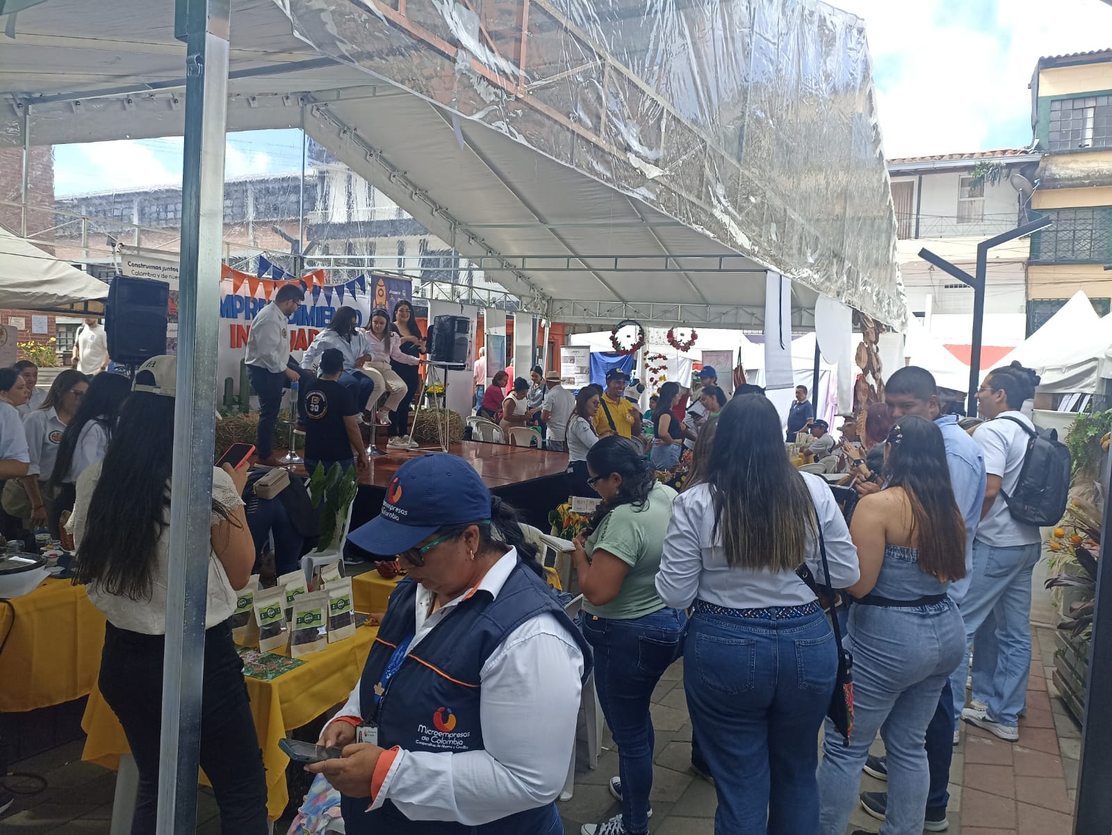 Feria de emprendimiento en Maceo