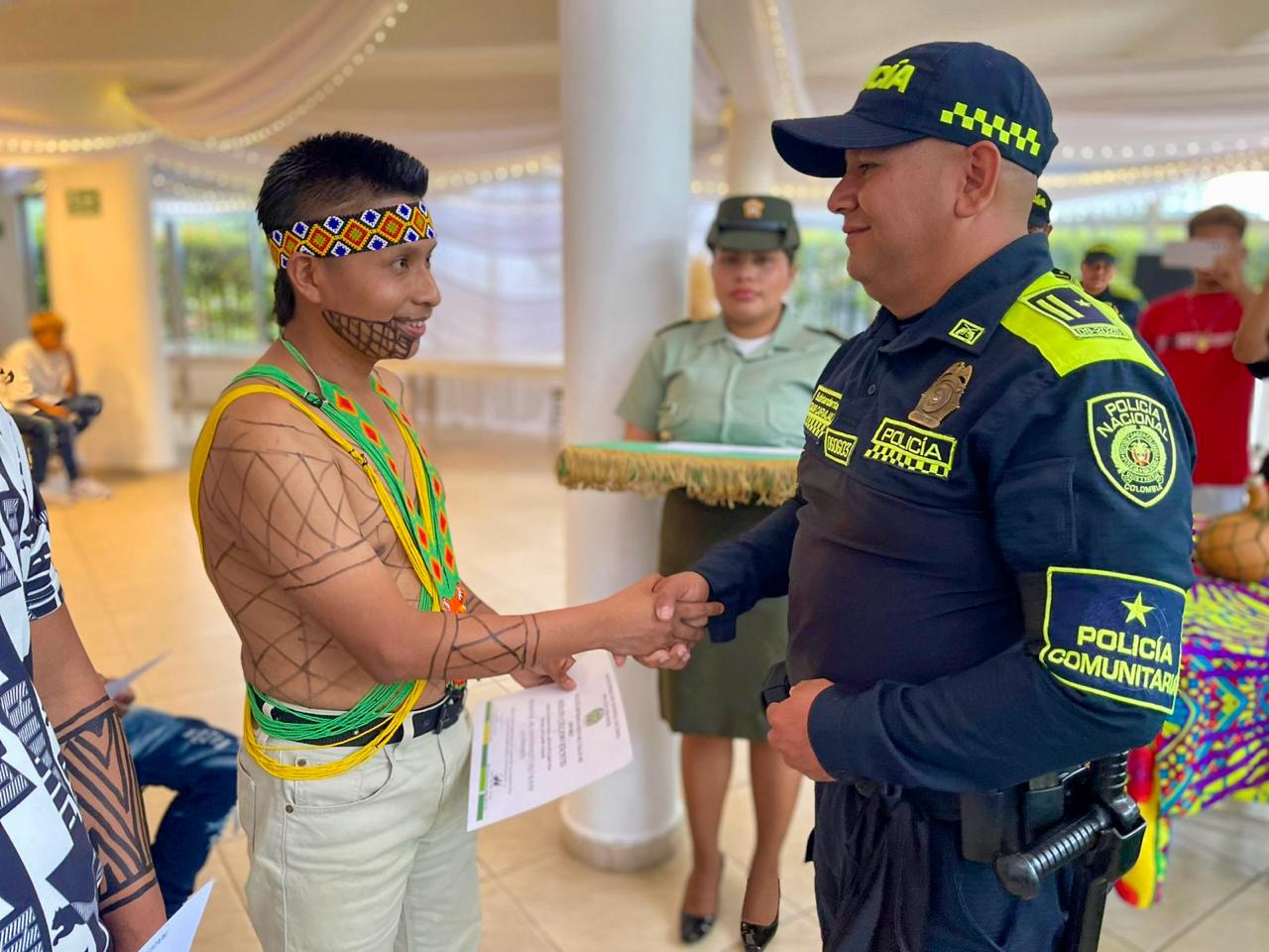 La policía de Medellín graduó 16 integrantes Emberá como Promotores de Convivencia