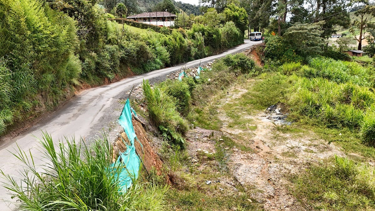 Falla geológica en la vía El Santuario – Granada