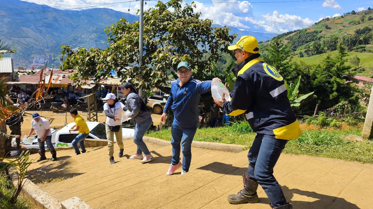 Entrega de ayuda humanitaria en Bello