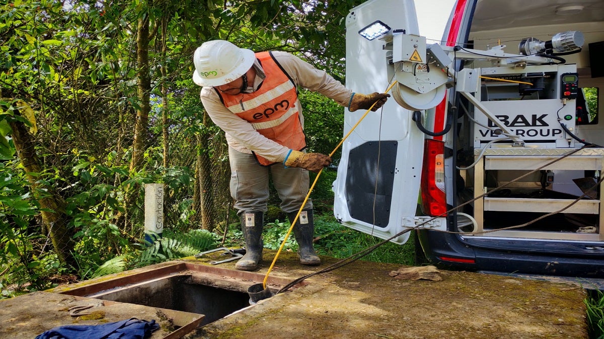 Avanzan las obras de protección del canal que transporta el agua del embalse Piedras Blancas - El Toldo