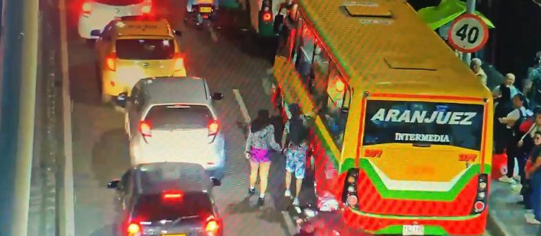 Pareja intentó robar a pasajero en bus y fue interceptada en Medellín