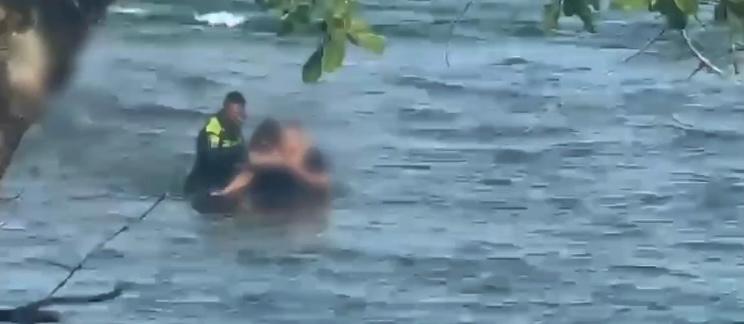 Policía rescató a dos extranjeros arrastrados por el mar en el Urabá chocoano