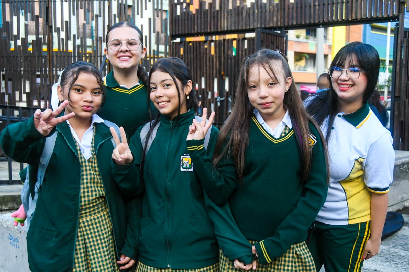 Más de 290.000 estudiantes regresaron a clases en Medellín con entornos escolares renovados