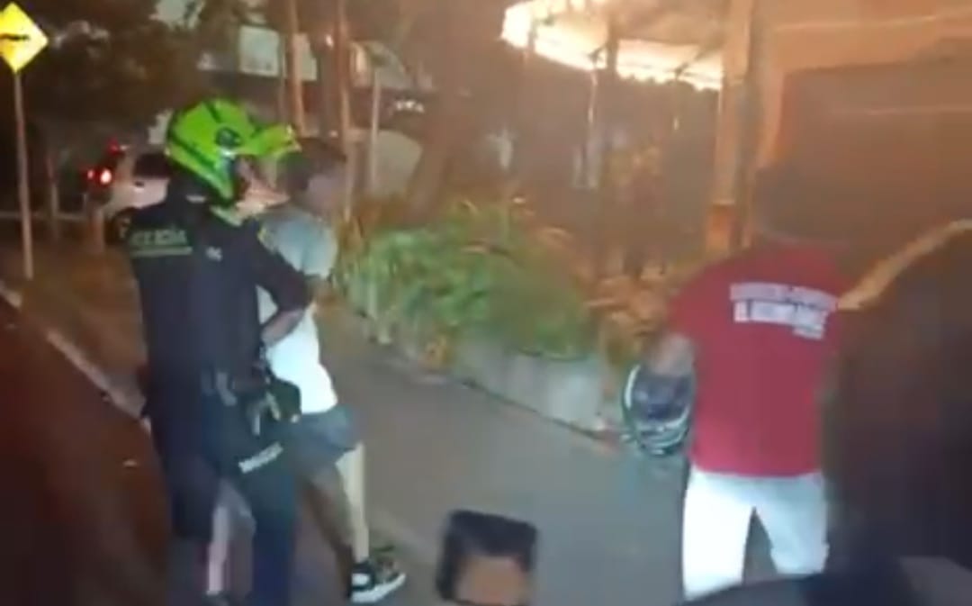 [Video] Ingeniosa artimaña de "fletero" para llevarse los bolsos de jugadores de futbol en Medellín