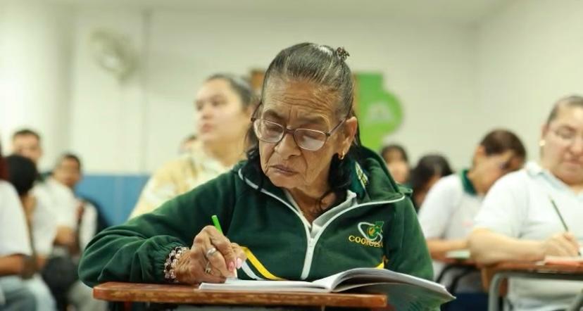 Más de 5.000 mujeres en Medellín retomarán sus estudios gracias a estrategia del Distrito