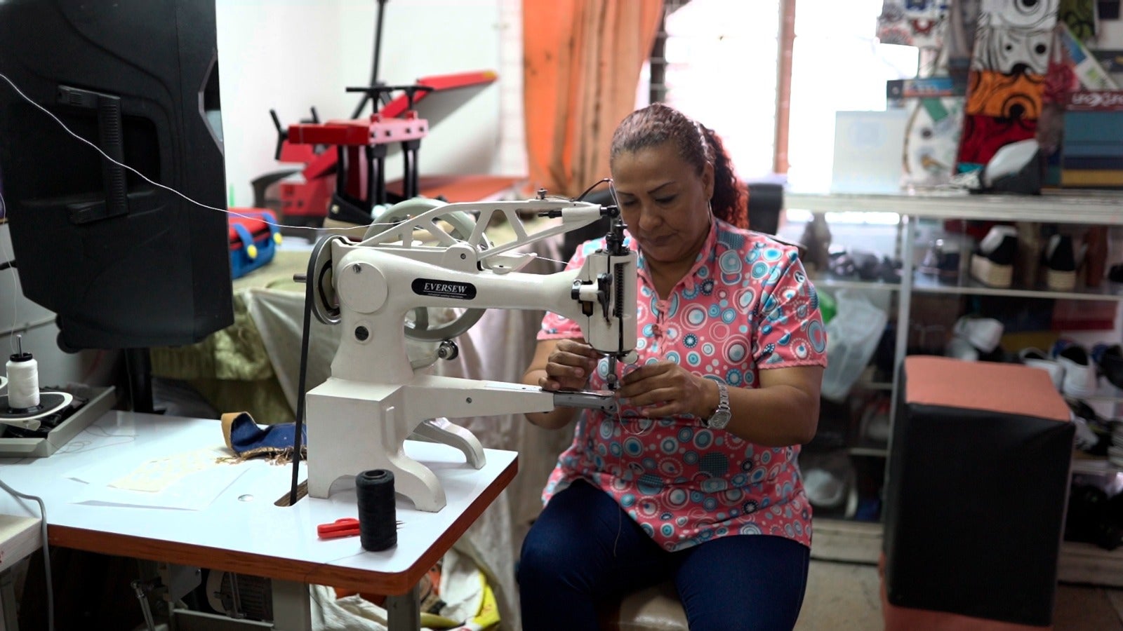 Antioquia lanza programa de incentivos para empresas que generen empleo formal a mujeres vulnerables