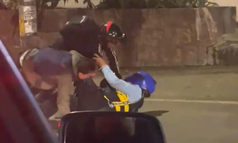Guardia de tránsito fue brutalmente golpeado por motociclistas en Medellín