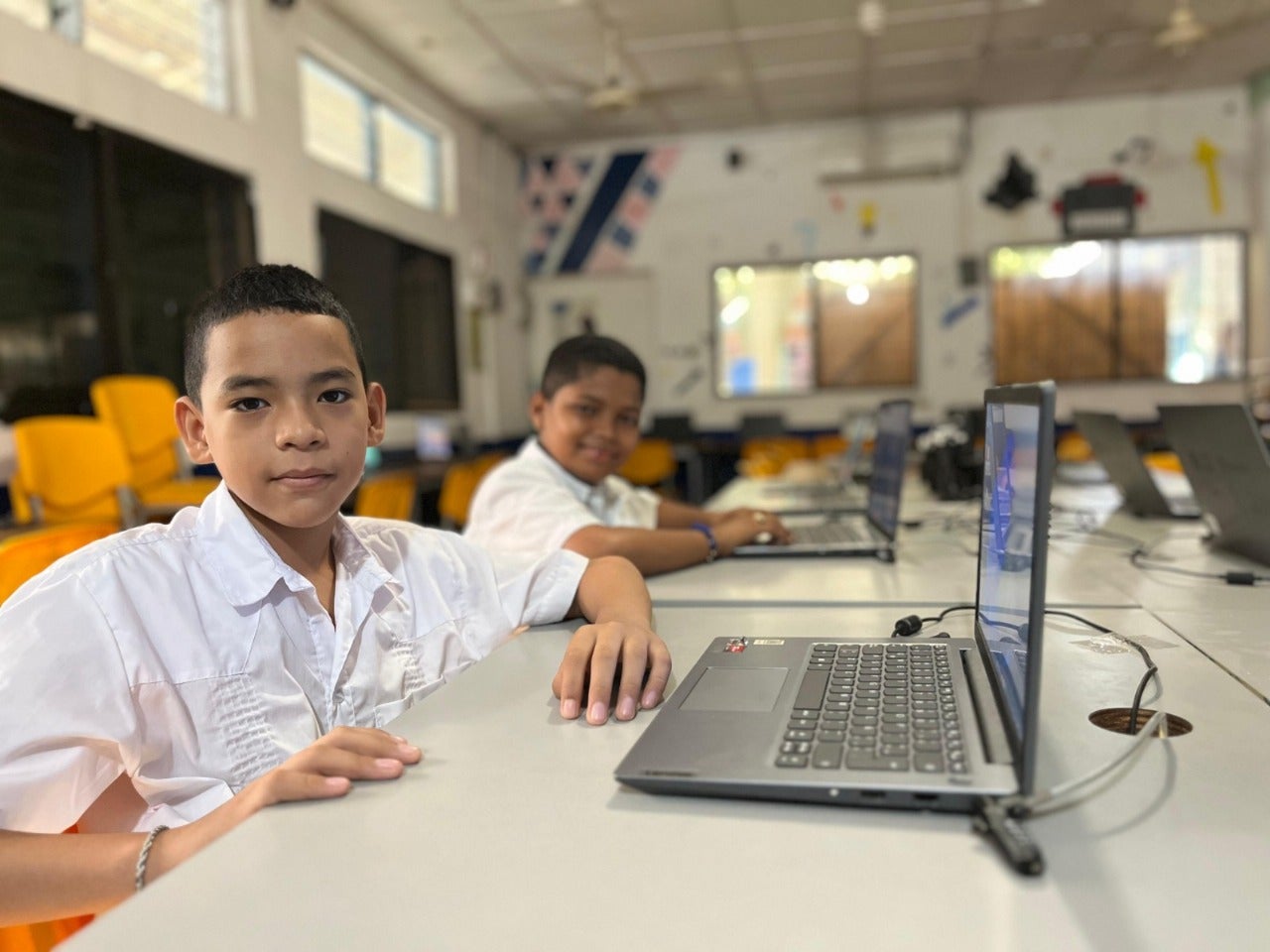 Dotación tecnológica en el Bajo Cauca fortalece educación pública