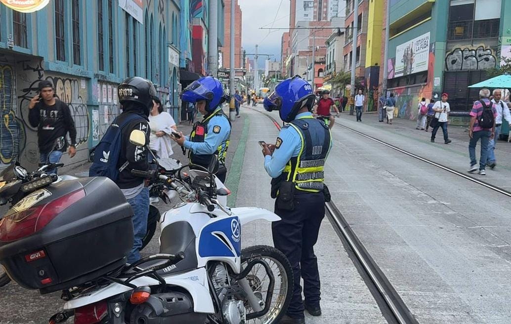 Operativos de movilidad en Medellín inmovilizan 856 vehículos por invasión a carriles exclusivos