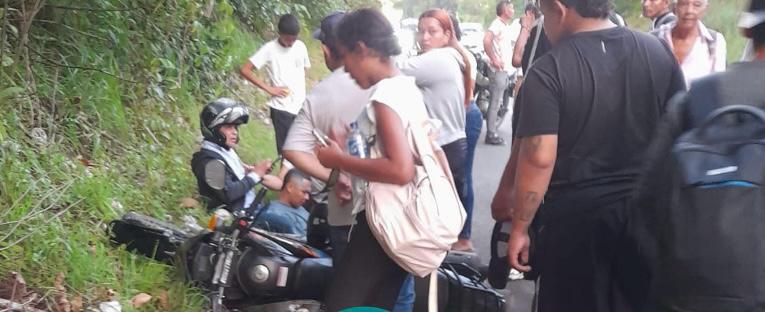Motociclistas embisten a vaca en aparatoso accidente: el animal murió en la vía de Caucasia