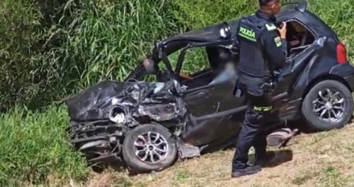 Aparatosa colisión entre dos vehículos particulares deja un muerto y una mujer herida en Rionegro