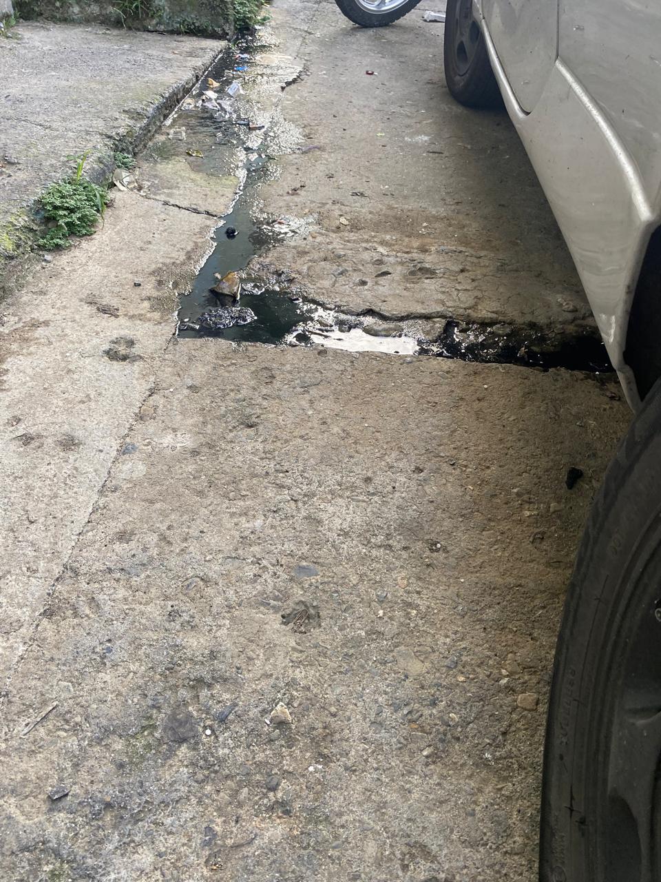 Denuncian contaminación por aguas negras en Aranjuez: dueño de edificación no responde