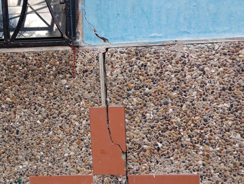 Andén en barrio El Picacho está a punto de colapsar y pone en riesgo viviendas; piden intervención urgente