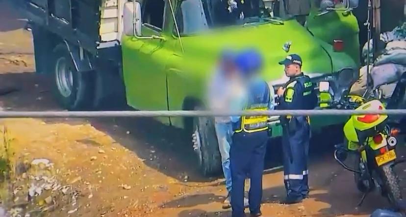 Cámaras del 123 registraron a infractor arrojando basura cerca de una quebrada en Medellín