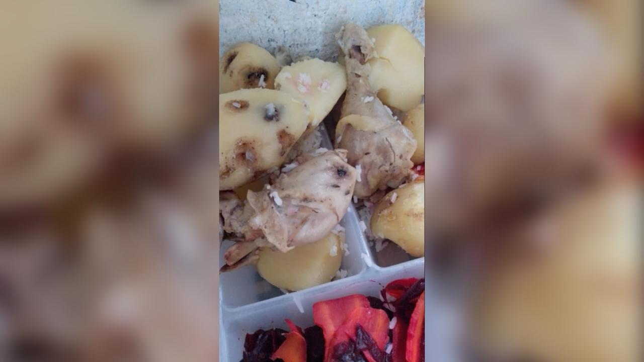 Por comida en descomposición, agua con gusanos y almuerzos servidos en la noche, reclusos de El Pedregal se declaran en huelga de hambre