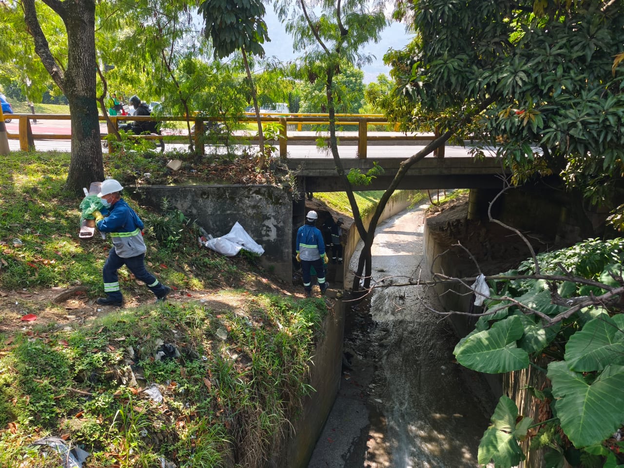 Desmantelan cambuches en el barrio Castilla de Medellín