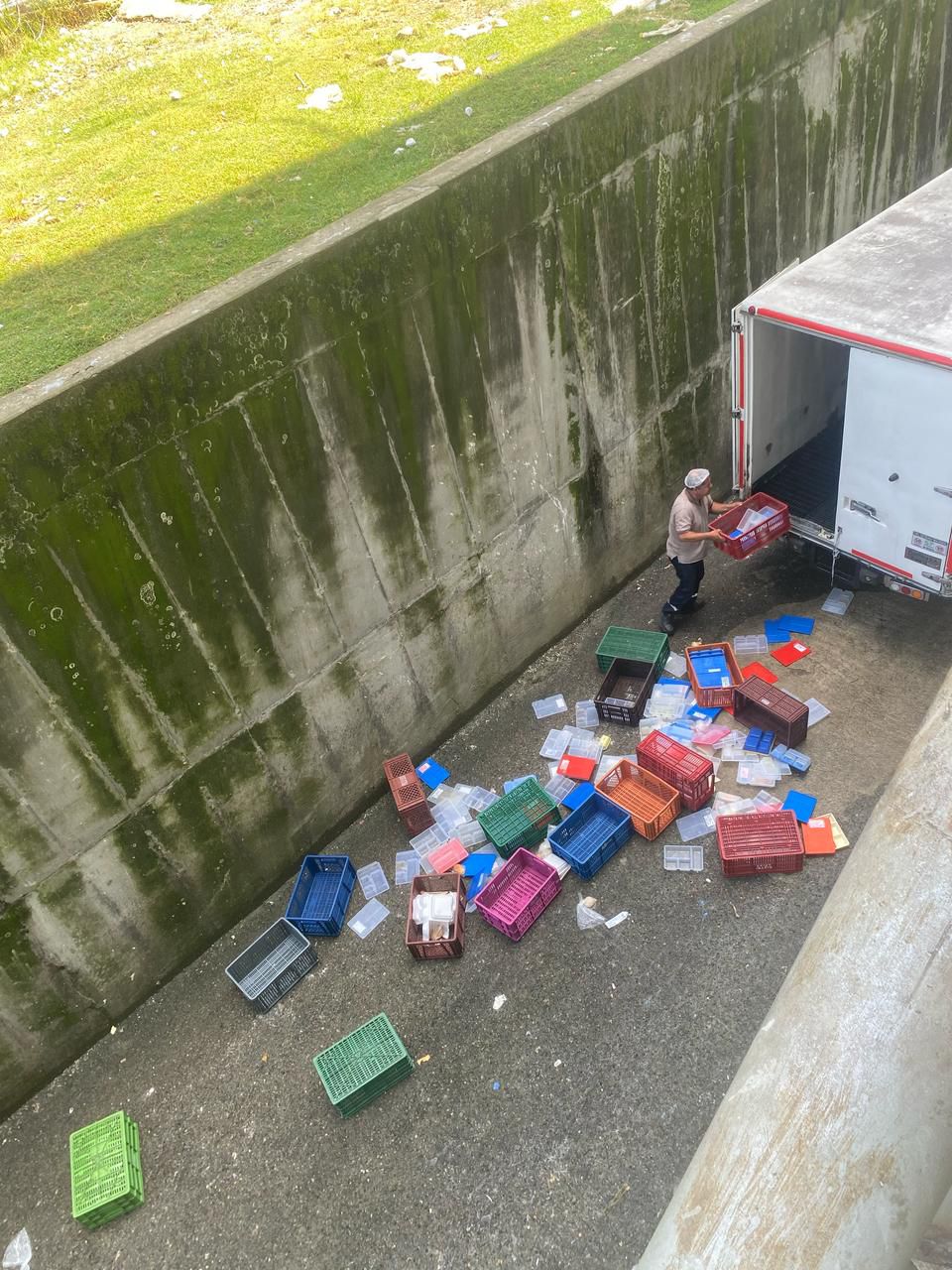 Por comida en descomposición, agua con gusanos y almuerzos servidos en la noche, reclusos de El Pedregal se declaran en huelga de hambre