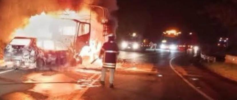 Dos personas murieron incineradas tras colisión de furgón y automóvil en la vía Frontino-Uramita, Antioquia