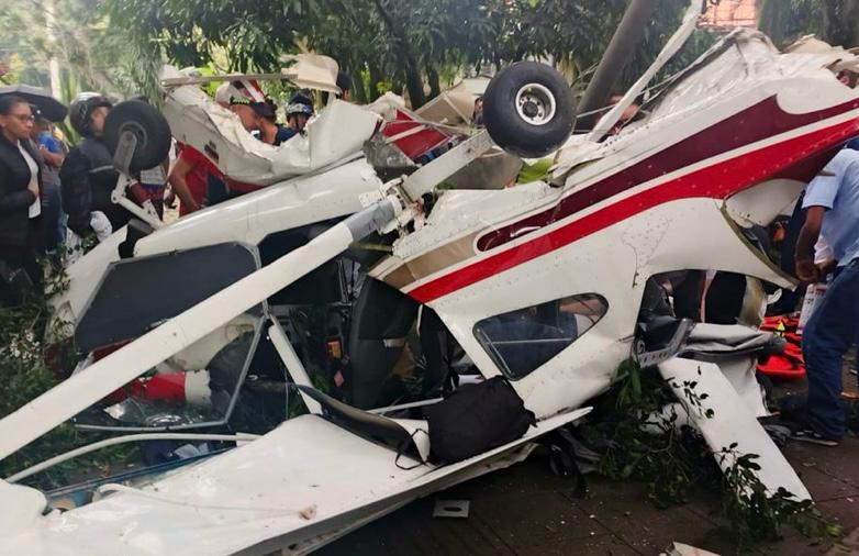 Mujer herida en caída de avioneta en Medellín permanece en estado crítico