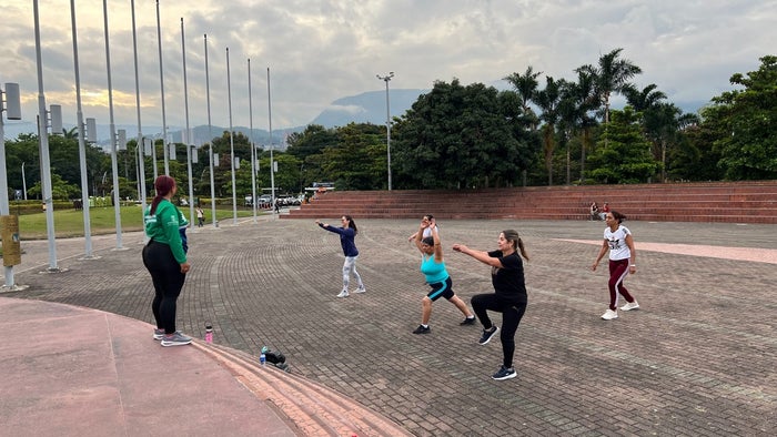 Actividades físicas en la Plaza Gardel