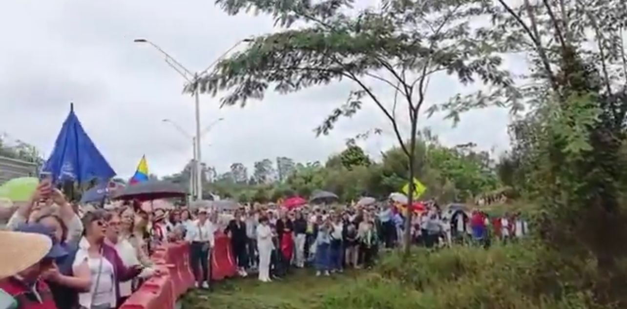Plantón a las afueras de la casa del expresidente Uribe