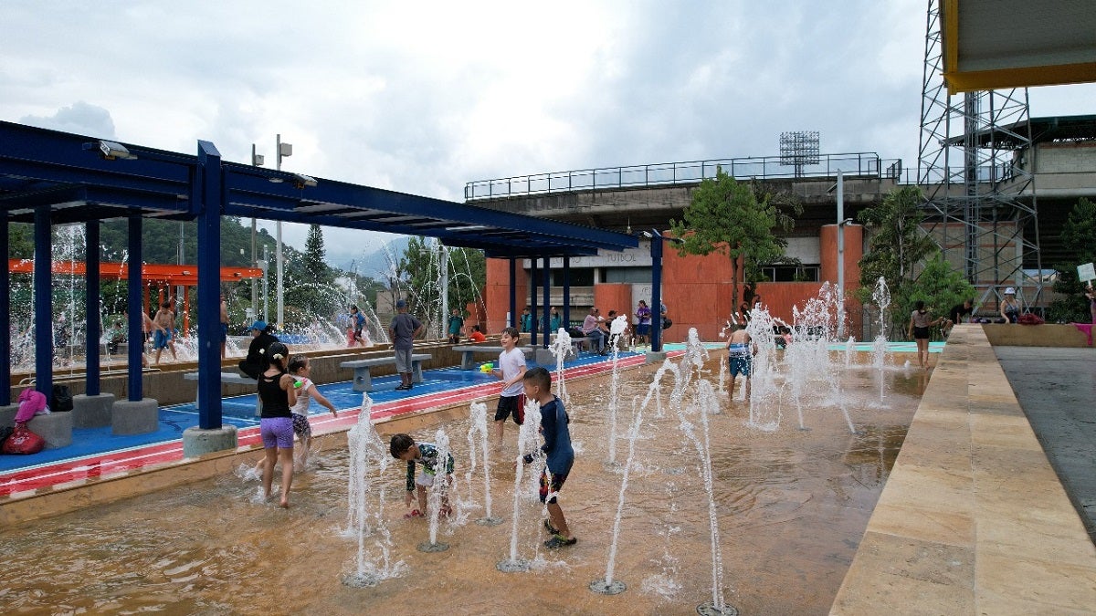 Chorritos de agua en Ditaires, Itagüí