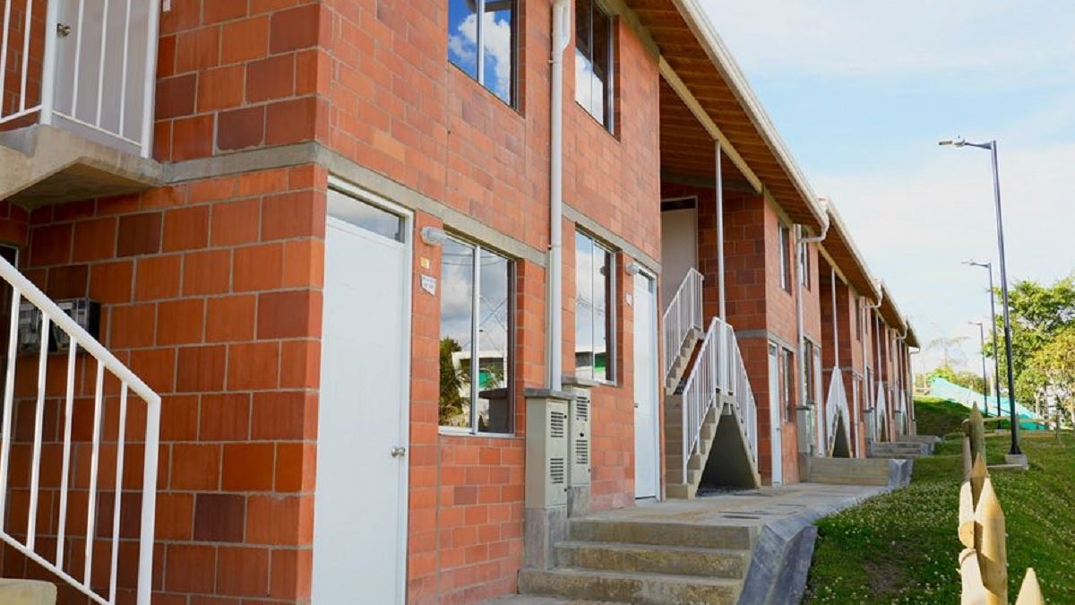 Entregan viviendas a familias en Envigado