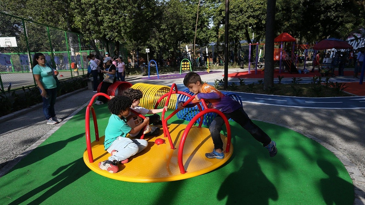 Parque infantil en la Unidad Deportiva de Belén