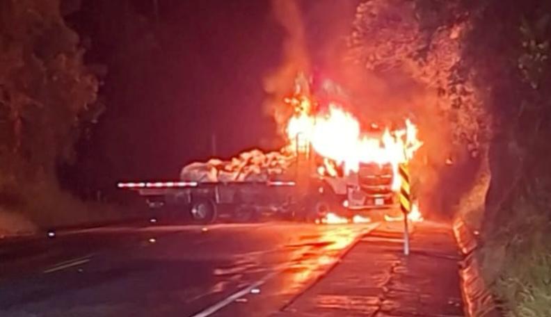 Investigan si autores de la quema de un camión en Antioquia pertenecen al Clan del Golfo, a las disidencias o al ELN